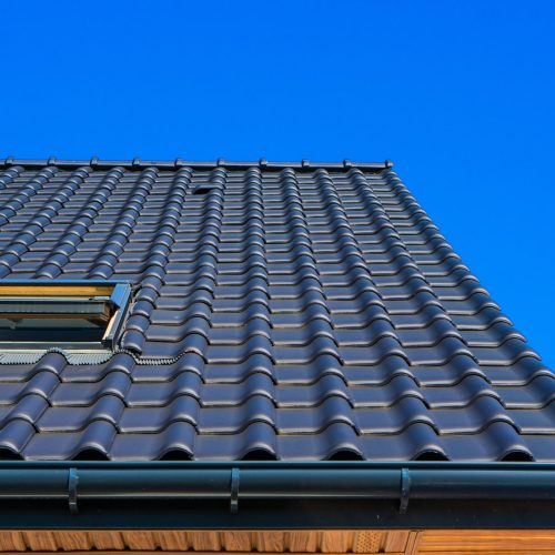 vertical-low-angle-closeup-shot-black-roof-building-min